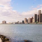 découvrez detroit, une ville emblématique des états-unis, connue pour son riche héritage industriel, sa scène musicale vibrant et ses remarquables initiatives de revitalisation urbaine. explorez ses quartiers uniques, ses musées fascinants et sa culture dynamique.