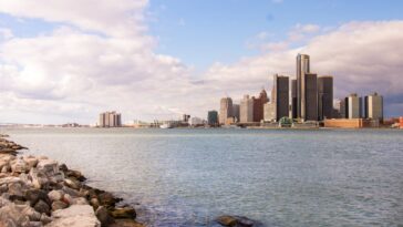 découvrez detroit, une ville emblématique des états-unis, connue pour son riche héritage industriel, sa scène musicale vibrant et ses remarquables initiatives de revitalisation urbaine. explorez ses quartiers uniques, ses musées fascinants et sa culture dynamique.