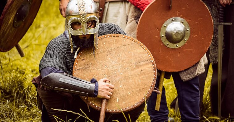 découvrez l'univers captivant de 'barbarians', une série dramatique qui plonge au cœur des conflits entre les peuples germaniques et l'empire romain, explorant des thèmes de loyauté, de trahison et de quête de liberté.