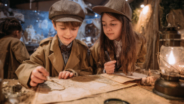 Jeu immersif pour enfants dans un intérieur décoré type chasse au trésor, avec déguisements et accessoires éducatifs comme loupe et carte ancienne.