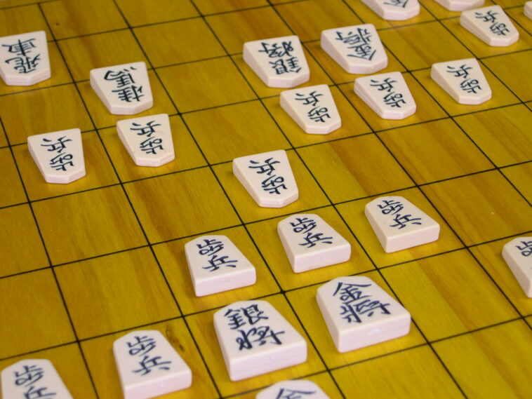 La découverte de jeux de société historiques venus d'Asie révèle un univers ludique mêlant stratégie, culture et traditions séculaires