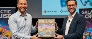 Deux équipes marketing du développement du jeu Galactic Cruise