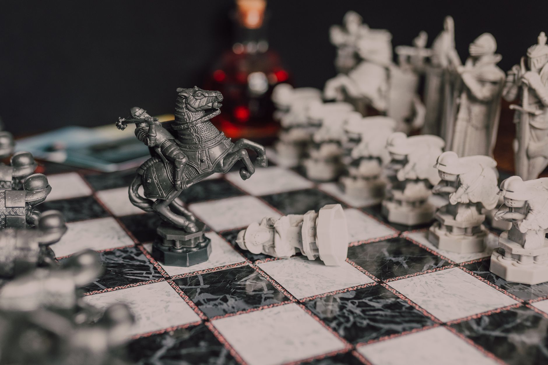 Hasbro plonge dans l’univers romantasy avec un jeu de société ‘Fourth Wing