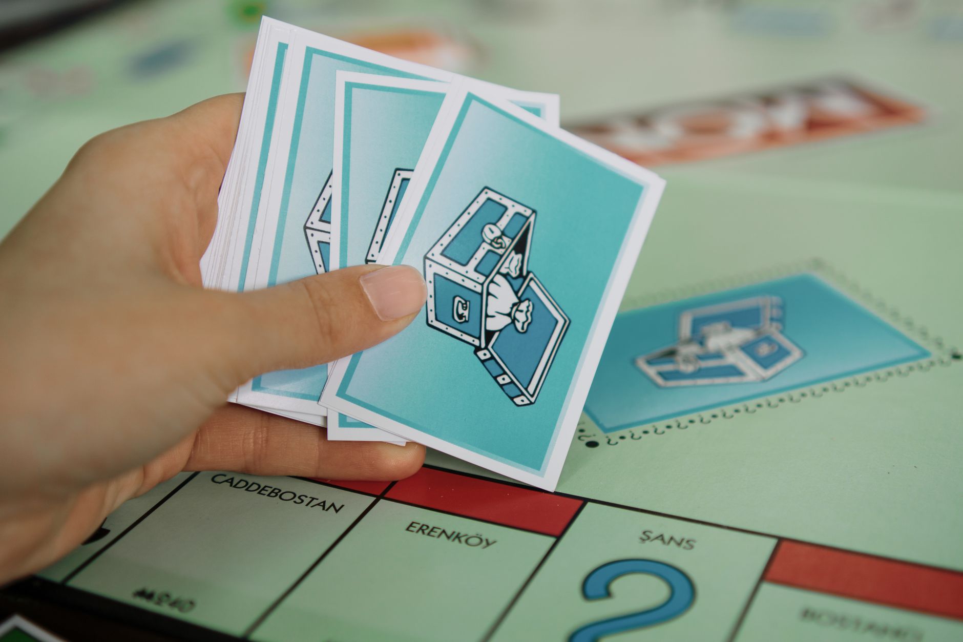 découvrez 'fourth wing', le dernier jeu de société de hasbro qui fusionne romance et fantasy. plongez dans un univers captivant où stratégie et émotions se rencontrent. parfait pour des soirées jeux inoubliables en famille ou entre amis.