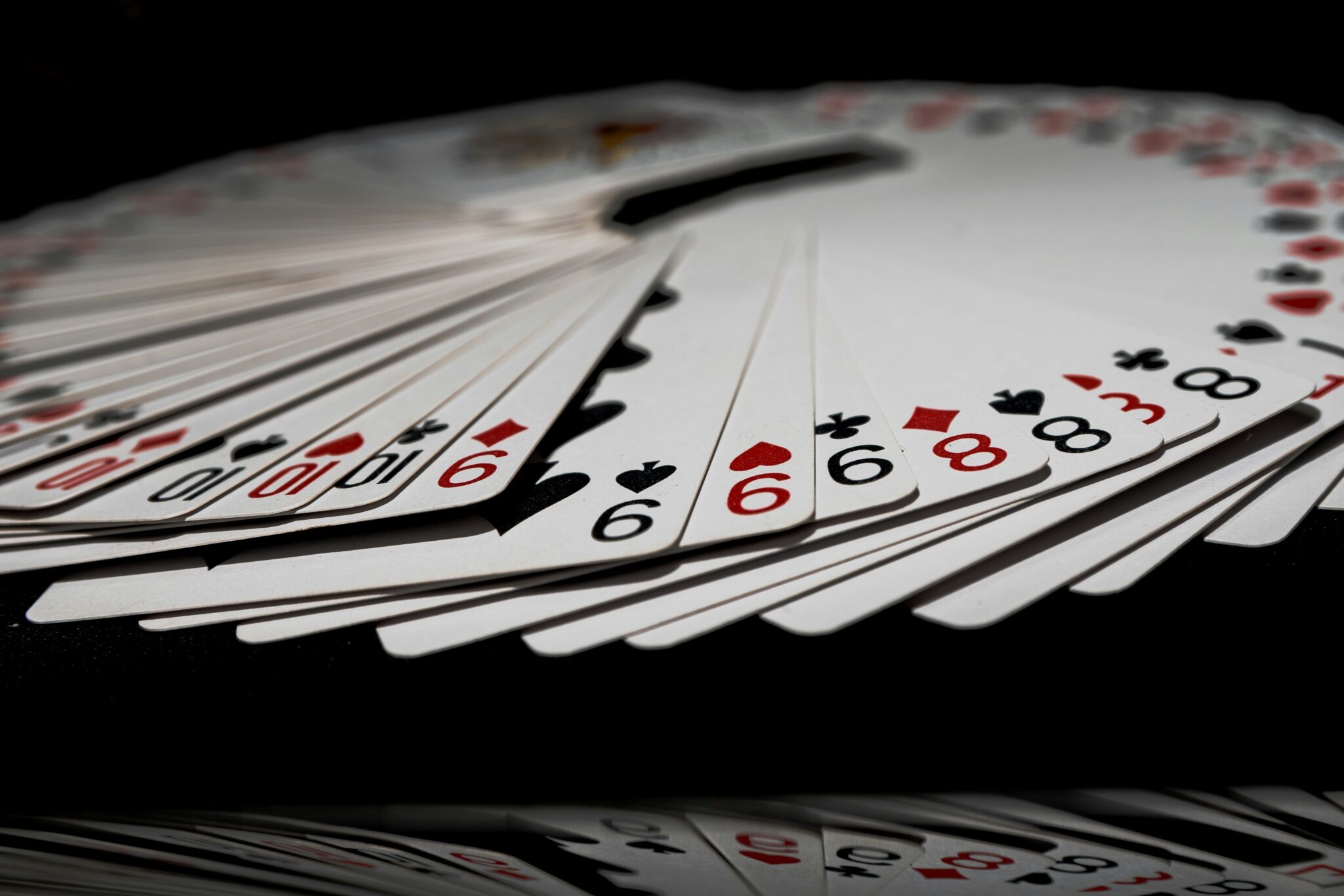 Le poker : un jeu de hasard ou de stratégie ?