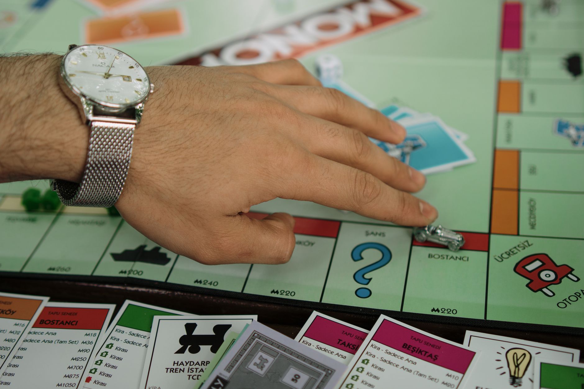 plongez dans l'univers épique de star wars et the mandalorian avec monopoly go. découvrez des personnages emblématiques, des planètes lointaines et des aventures palpitantes lors de vos parties en famille ou entre amis. préparez-vous à conquérir la galaxie tout en vous amusant avec ce jeu captivant qui combine stratégie et passion pour la saga légendaire.