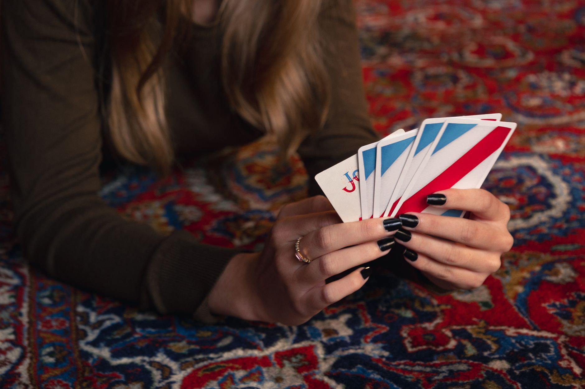 une famille de 4 personne jouant à un jeu de sociéte